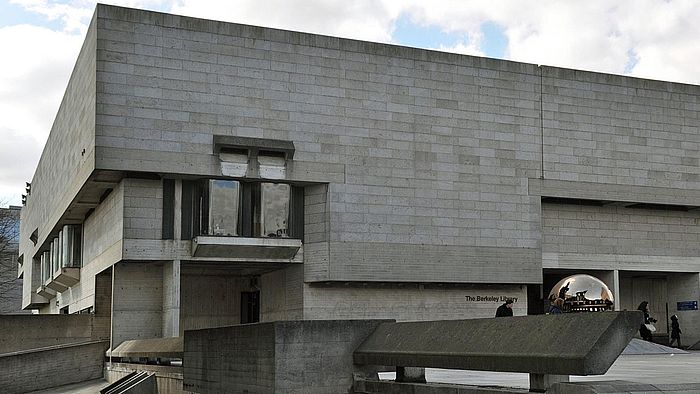Berkeley Library in Dublin von Architekten Ahrends Burton Koralek im Stil des Brutalismus