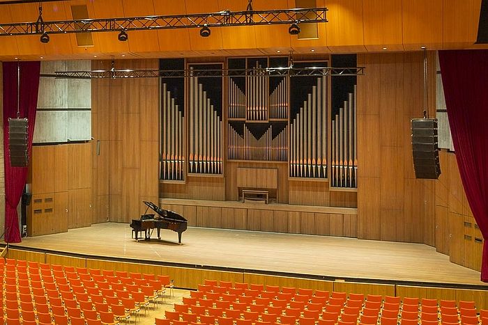 Kongressaal Balkon mit Blick auf die Bühne mit Steinmeyer Orgel, Kongress am Park Augsburg