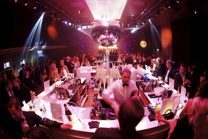 Bar mit Diskokugel im Saal Lech beim Presseball 2015 der Augsburger Allgemeinen
