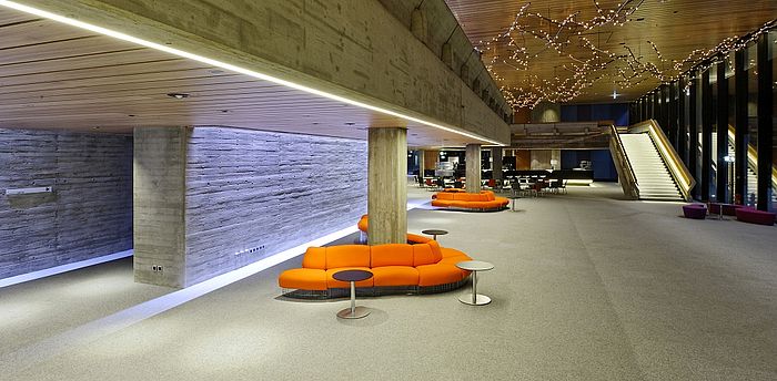 Orange Pantanova Sitzschlange von Verner Panton im LED-beleuchteten Klassik Radio Foyer 