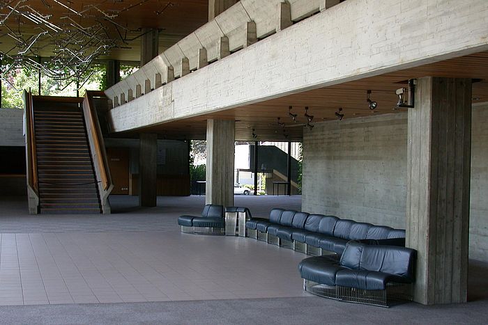 Sitzschlange im großen Foyer der Kongresshalle im Jahr 2003 vor der Sanierung