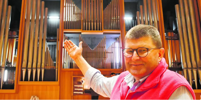 Orgelbauer Siegfried Schmid vor der sanierten Steinmeyer-Orgel