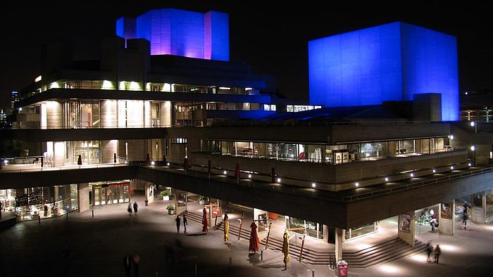 Royal National Theater in London von Architekten Denys Lasdun in Stil des Brutalismus