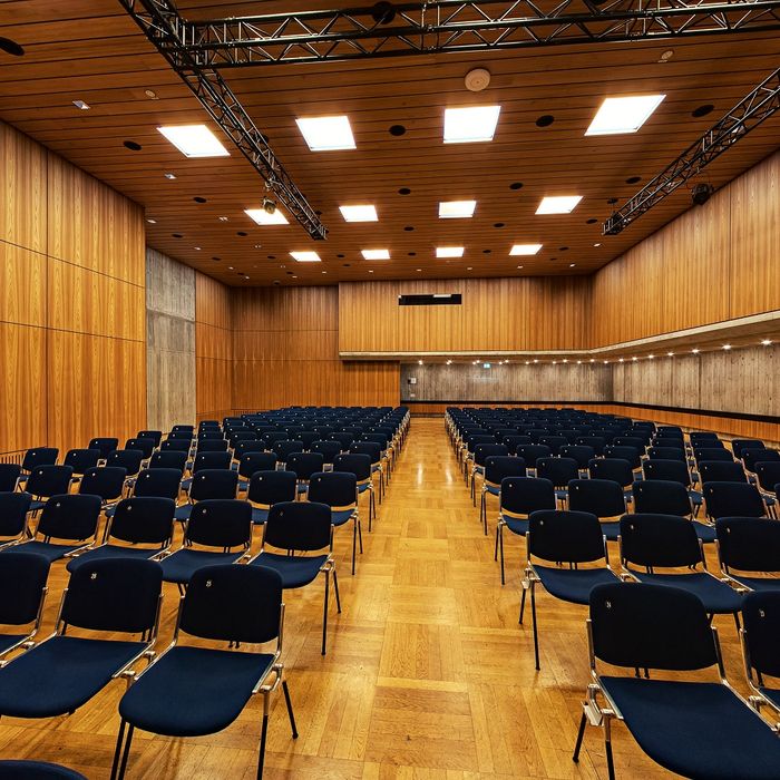 Reihenbestuhlung Saal Lech mit Blick von der Bühne Kongress am Park Augsburg