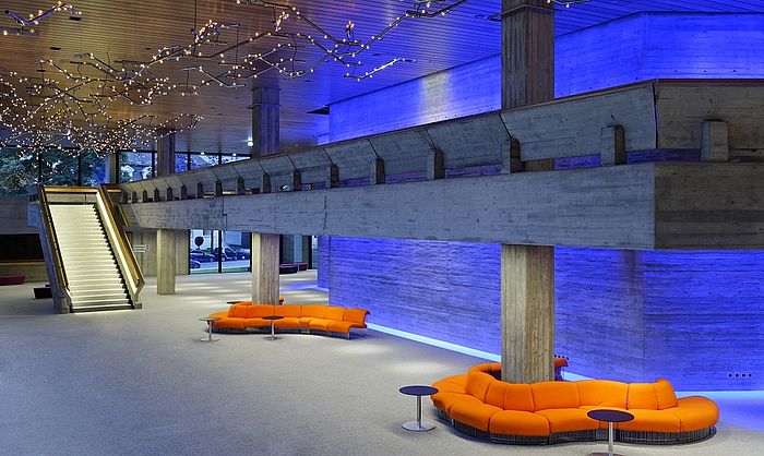 Orange Pantanova Sitzschlange von Verner Panton und blaue LED-Beleuchtung im Klassik Radio Foyer
