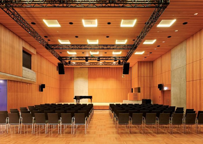Reihenbestuhlung und Flügel auf der Bühne im Saal baramundi im Kongress am Park Augsburg Reihenbestuhlung und Flügel auf der Bühne im Saal baramundi im Kongress am Park Augsburg