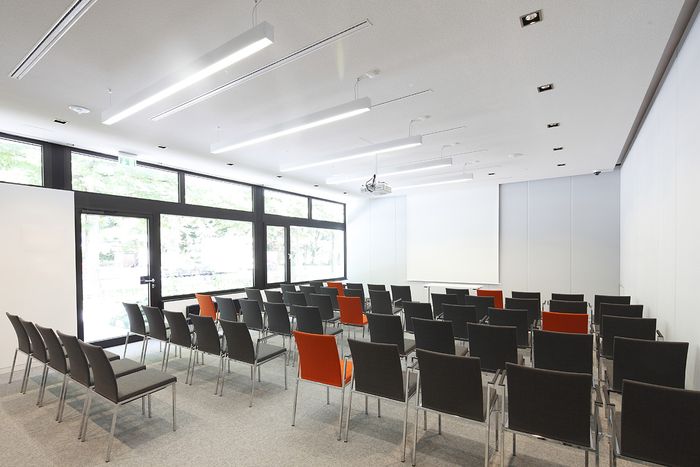 Reihenbestuhlung mit Blick in den Wittelsbacher Park im Raum Singold Kongress am Park